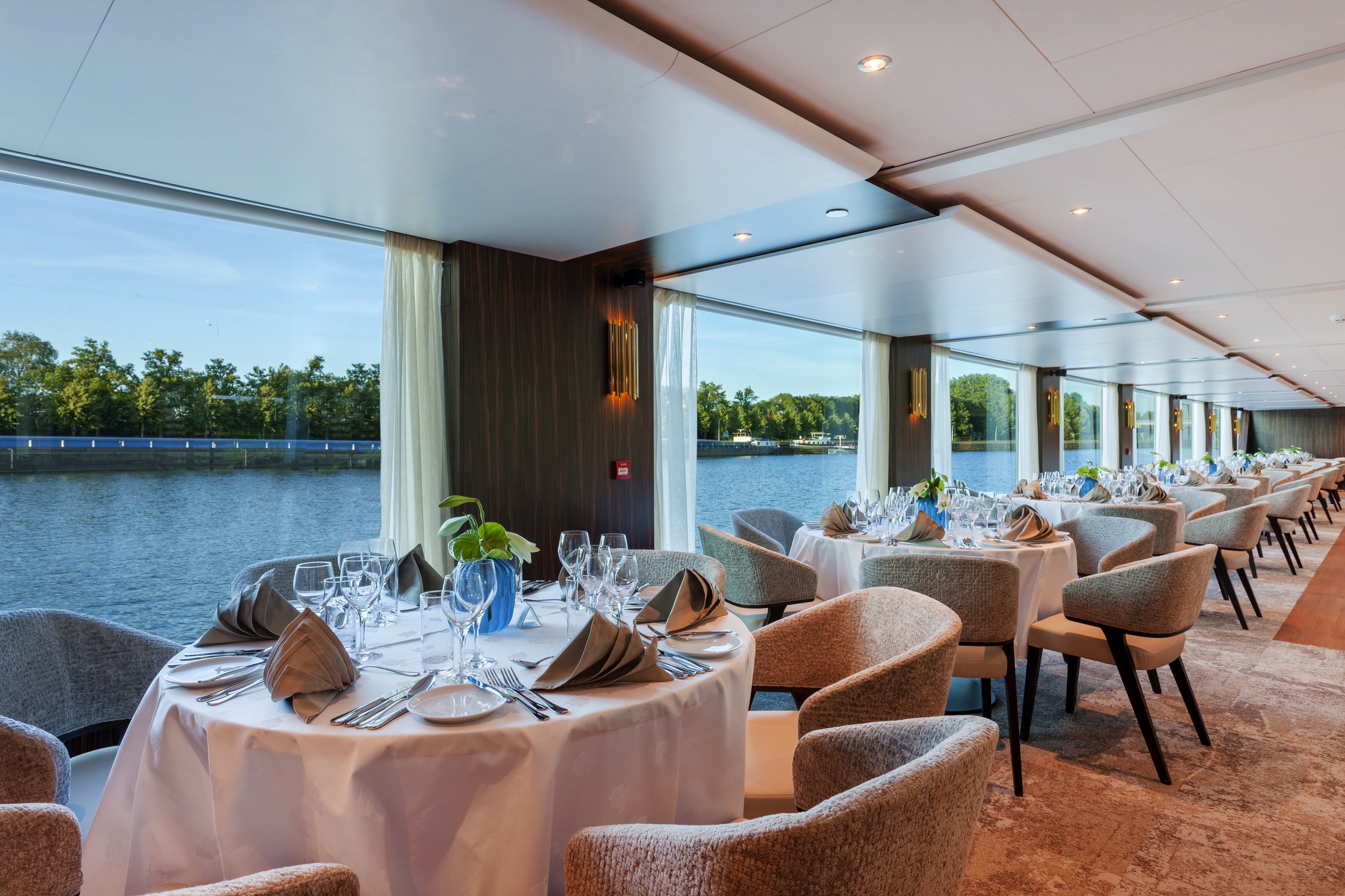 AMADEUS Imperial Panorama Restaurant ©Lueftner Cruises Amadeus.jpg